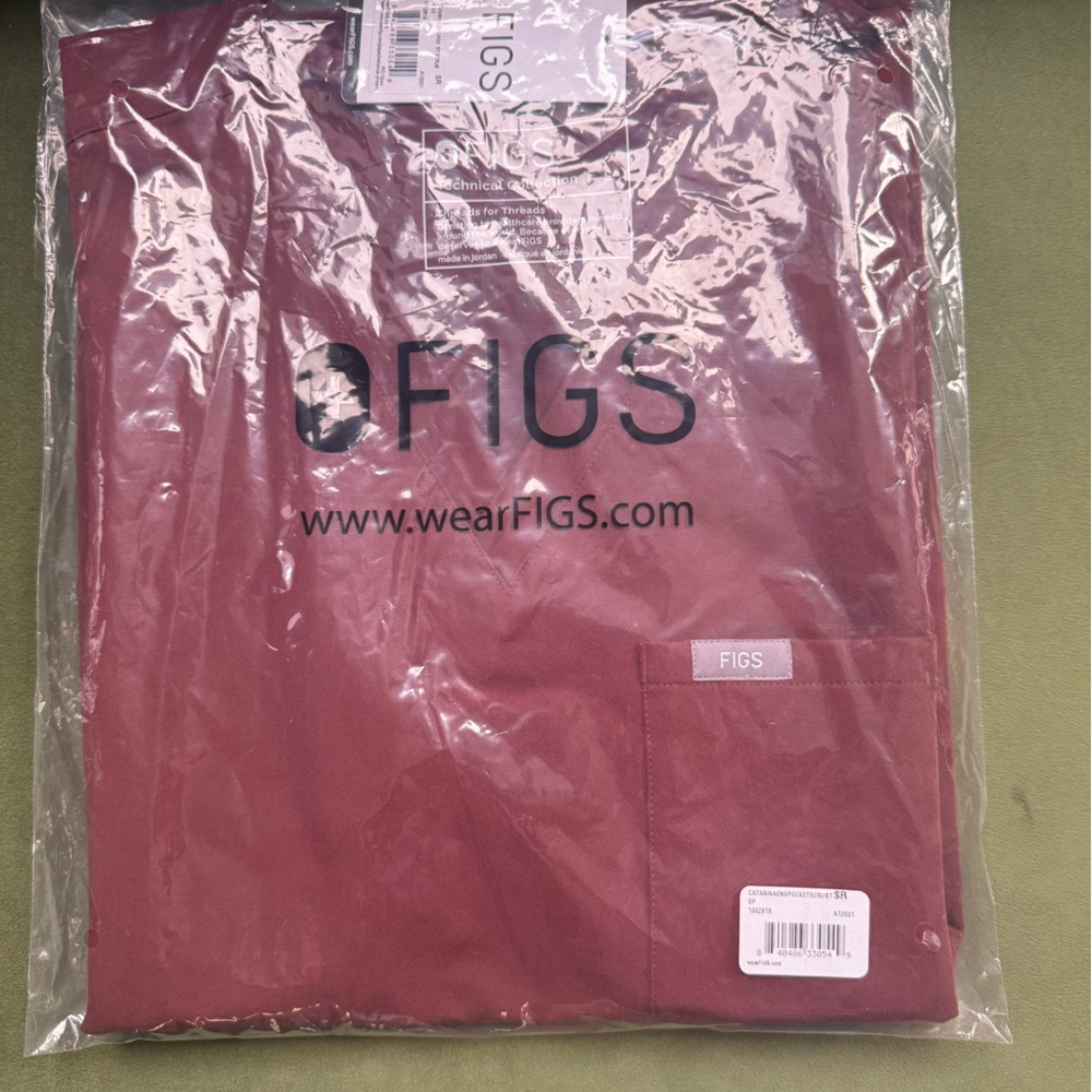 FIGS WOMENS CATARINA SCRUB TOP IN WALNUT